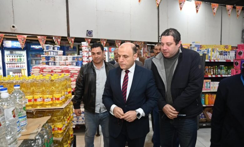 تخفيضات رمضان.. محافظ الغربية يتابع توافر أسعار السلع في الغربية بمنفذ المحلة الكبري 1 محافظ الغربيه يتابع الاسعار رمضان في المحله الكبري