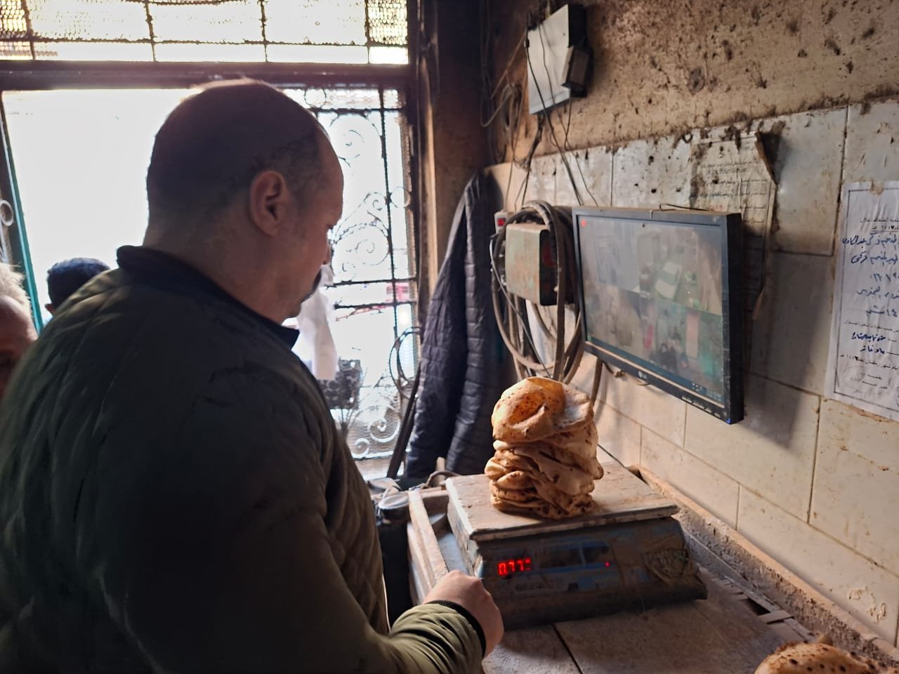 محافظ الغربية يضرب بيد من حديد.. ضبط مخالفات وزن بـ "مخابز طنطا" وتحرير 12 محضراً