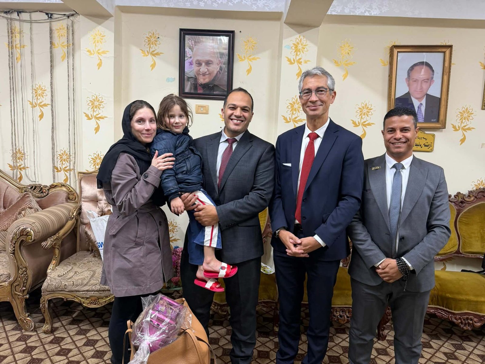 بقرار من نيابة طنطا.. كواليس عودة الطفلة لينا لحضن والدتها الكندية بعد اختطافها