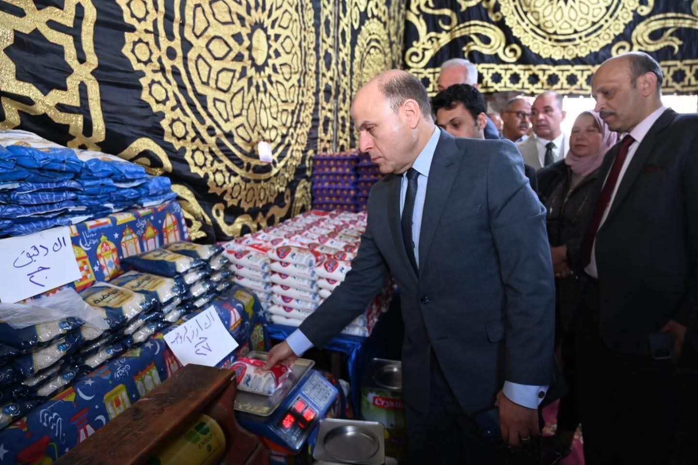 كرتونة البيض بـ 110 جنيهات.. محافظ الغربية يفاجئ عارضي "أهلاً رمضان" بالسنطة