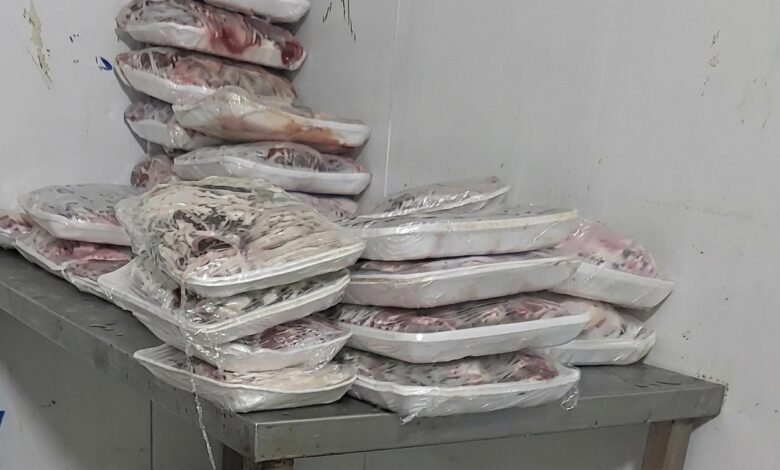 تموين الغربية يداهم مطاعم طنطا: ضبط 100 كجم لحوم منتهية الصلاحية 1 تموين الغربية يداهم مطاعم طنطا: ضبط 100 كجم لحوم منتهية الصلاحية